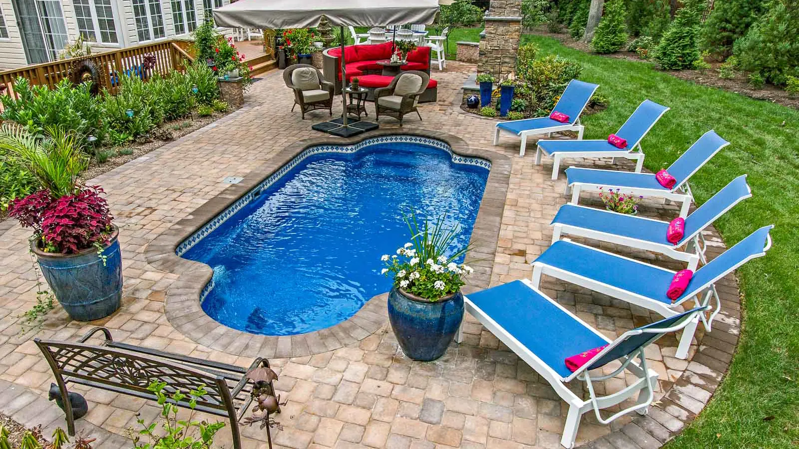 The Roman™, a fiberglass pool design manufactured by Leisure Pools